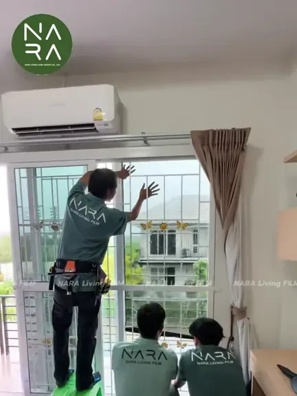 ภาพจากคลิป ช่างสามคนกำลังลงฟิล์มบานที่มีเหล็กดัด