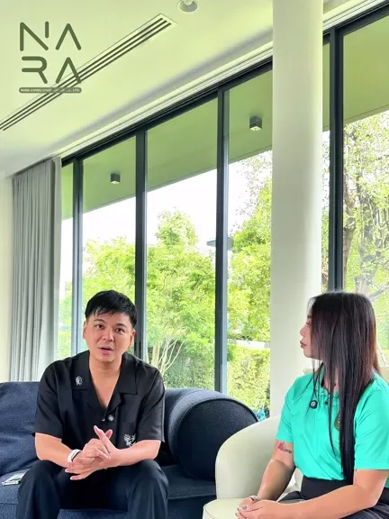 ภาพจากคลิป คุณแซกนั่งคุยกับทีมงานในบ้านที่ติดฟิล์มเสร็จแล้ว