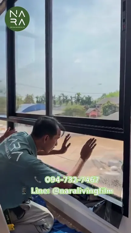 ภาพจากคลิป ช่างกำลังรีดฟิล์มบานกระจกที่หน้างานจังหวัดระยอง