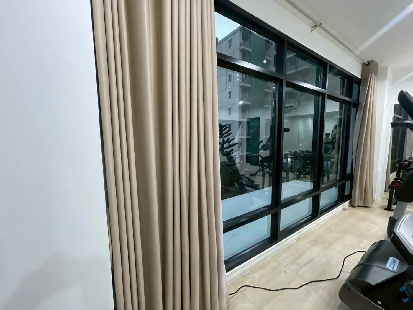 งานติดฟิล์มกรองแสงที่ KEEN Residence ประชาอุทิศ 45 รูปที่ 4