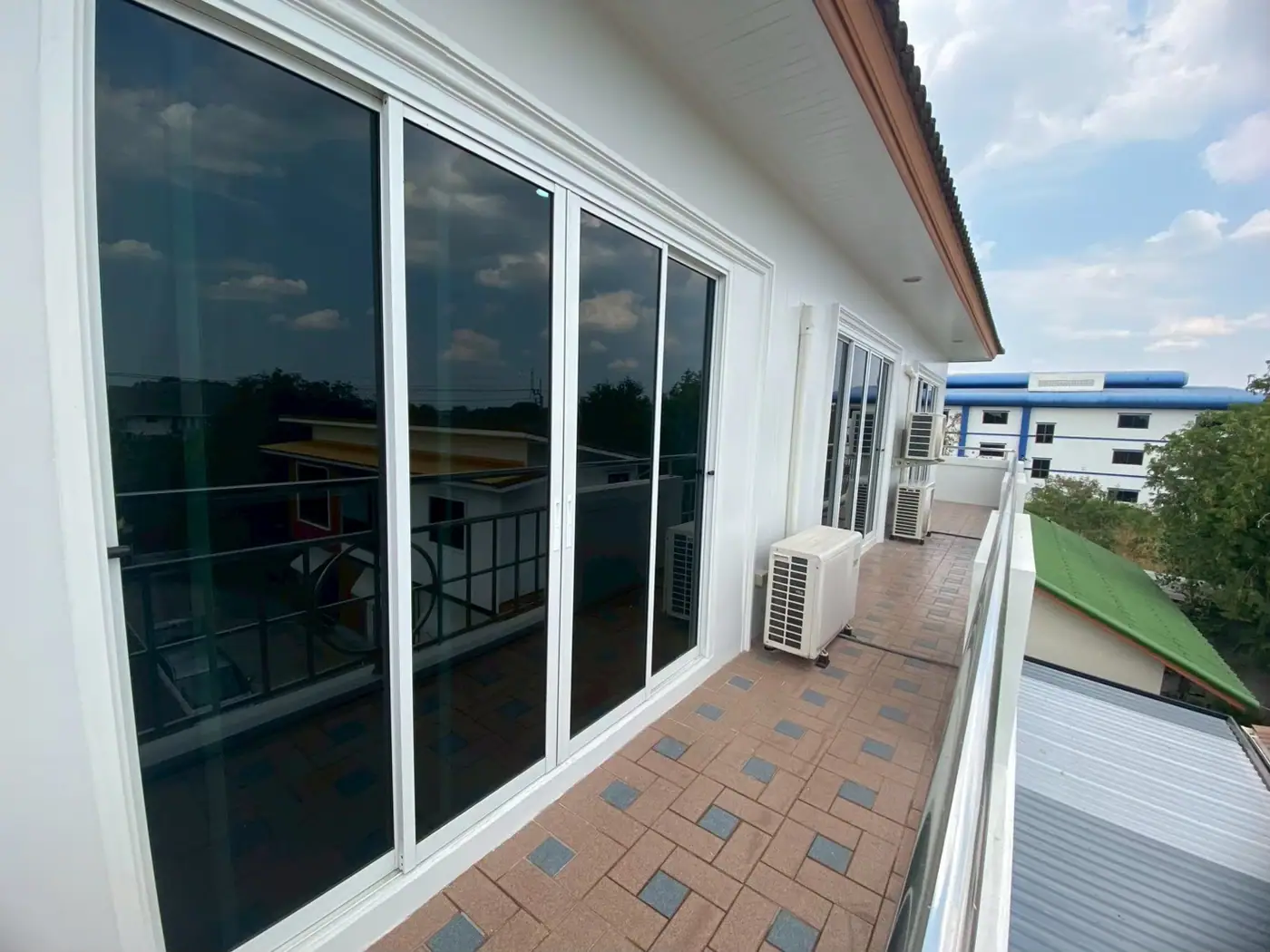 งานติดฟิล์มกรองแสงที่ ซ เฉลิมพระเกียรติ ร.9 ซอย 48 แยก 15 รูปที่ 2