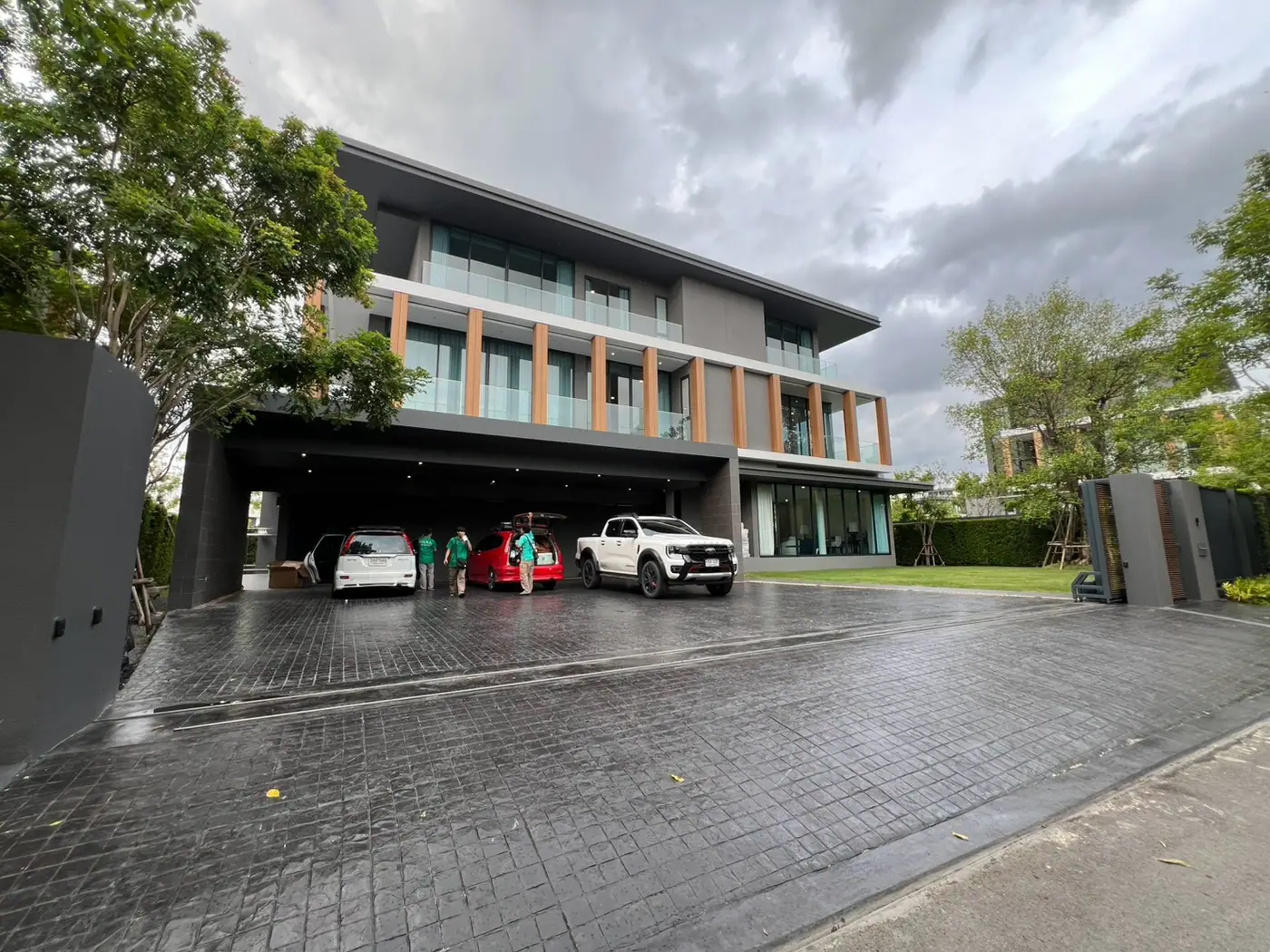 งานติดฟิล์มกรองแสงที่ บ้านอิสระ บางนา รูปที่ 2