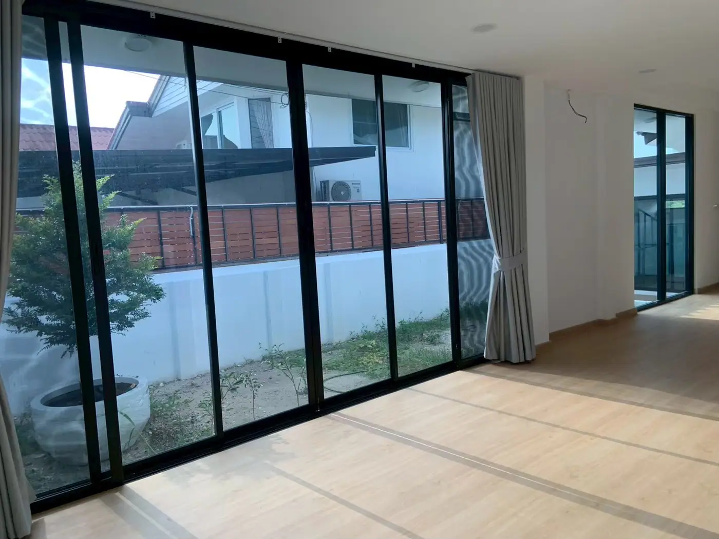 งานติดฟิล์มกรองแสงที่ มบ. พงษ์เพชรแจ้งวัฒนะ 14 บ้านสร้างเอง รูปที่ 2