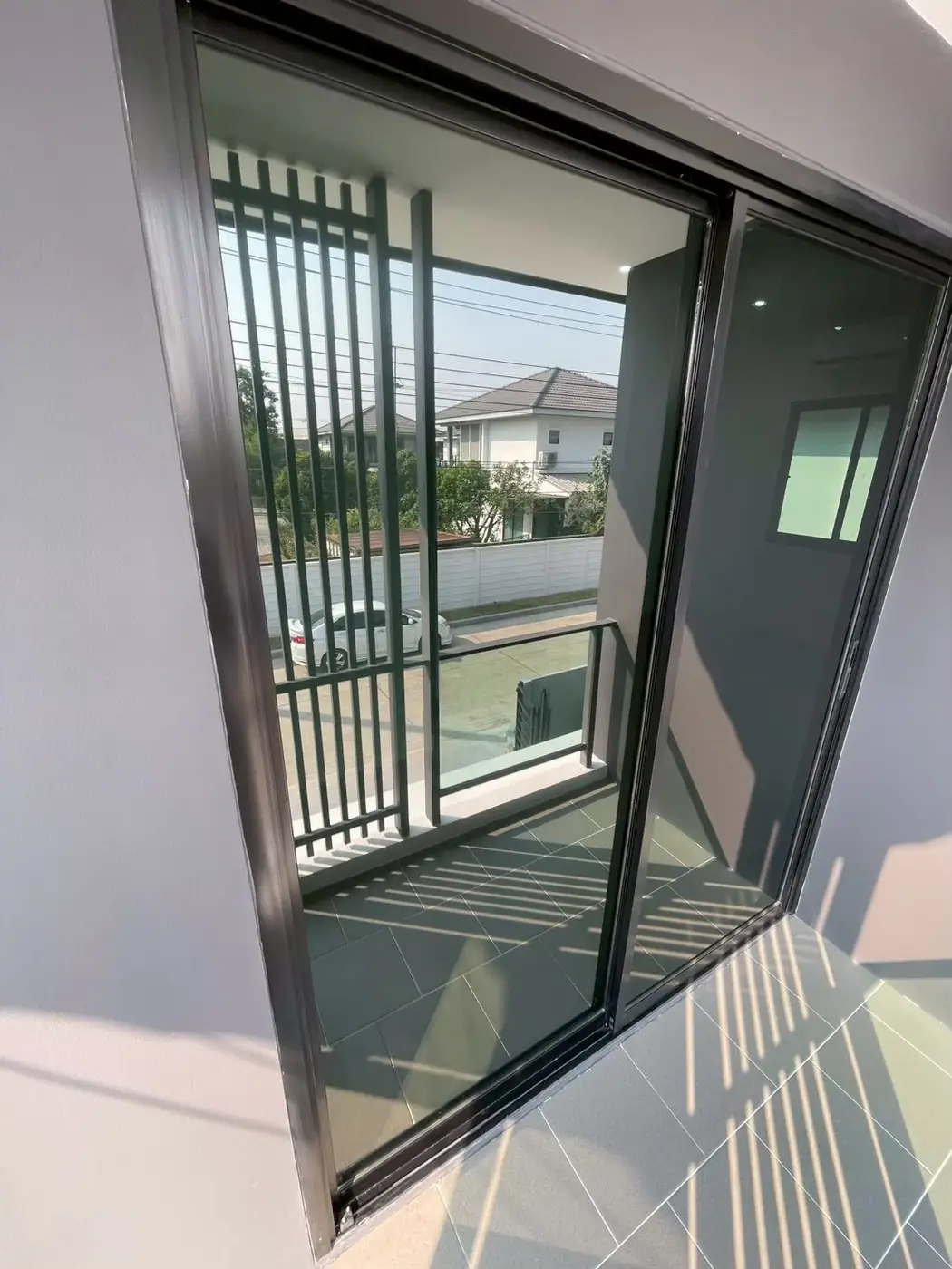 งานติดฟิล์มกรองแสงที่ หมู่บ้าน บ้านฟ้า กรีนเนอรี่ นีโอลา ปทุมธานี รูปที่ 7