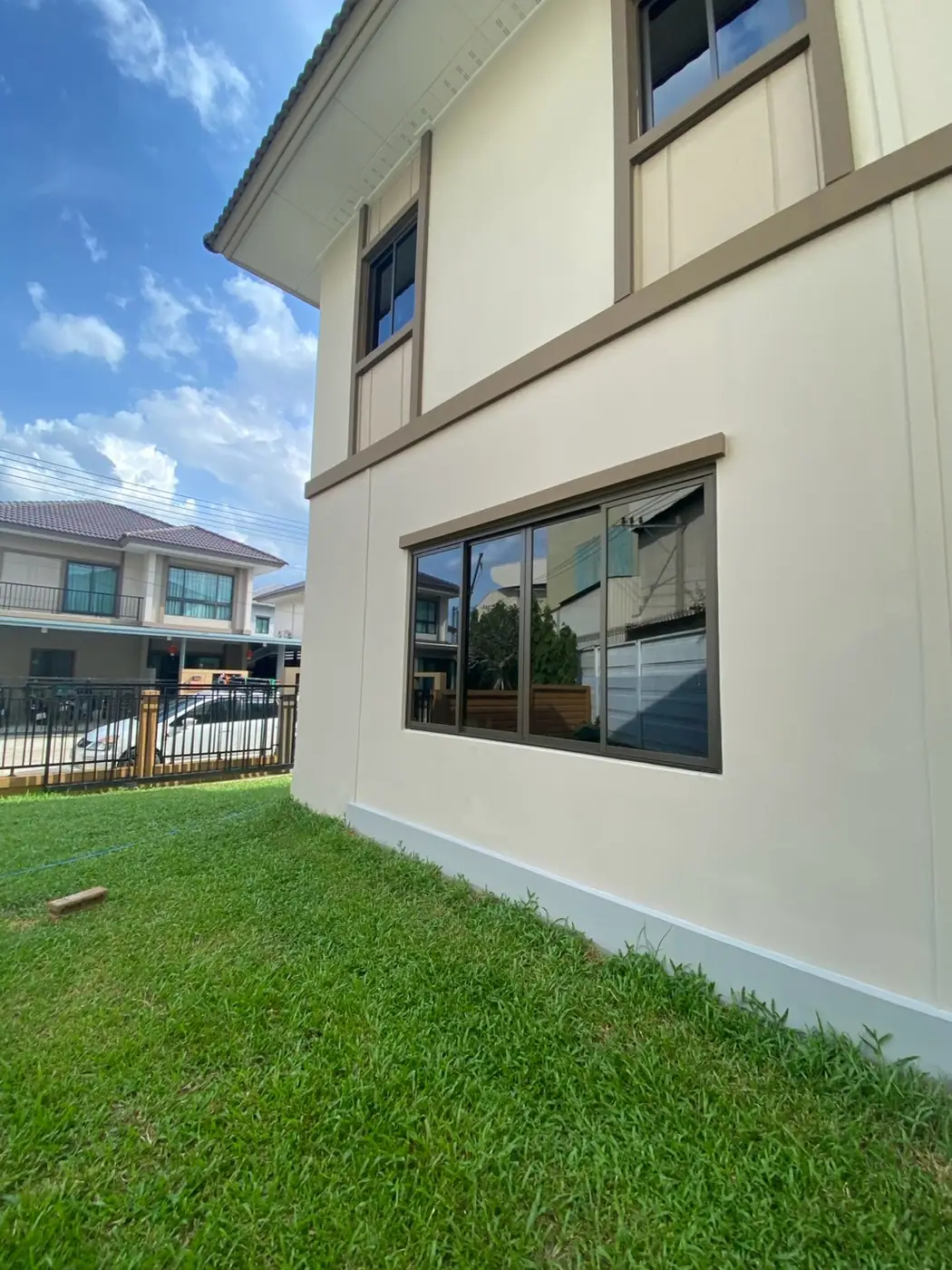 งานติดฟิล์มกรองแสงที่ หมู่บ้าน ภัสสร เพรสทีจ รูปที่ 4