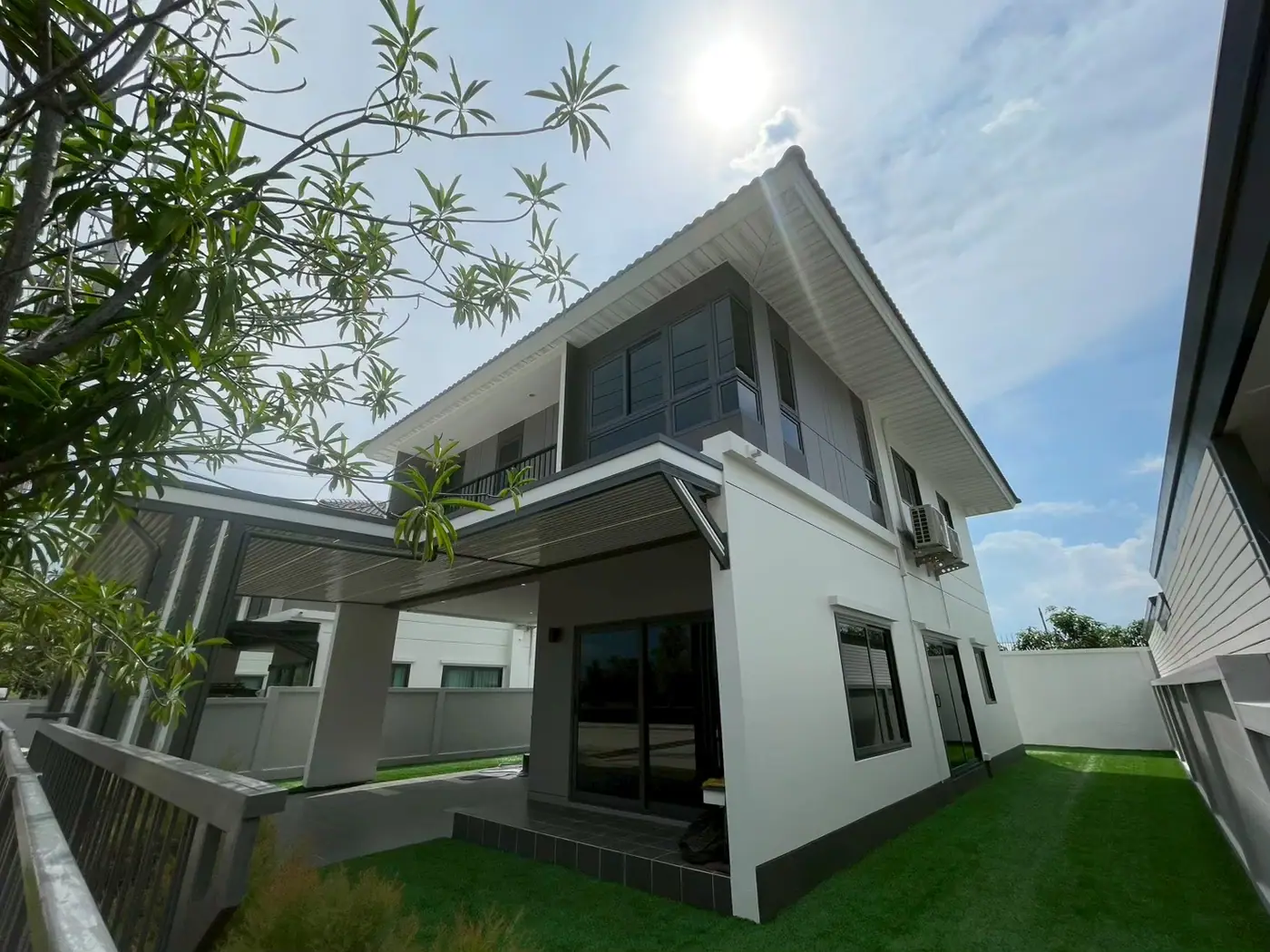 งานติดฟิล์มกรองแสงที่ หมู่บ้าน ศุภาลัย เบลล่า นาคู ฉะเชิงเทรา รูปที่ 2