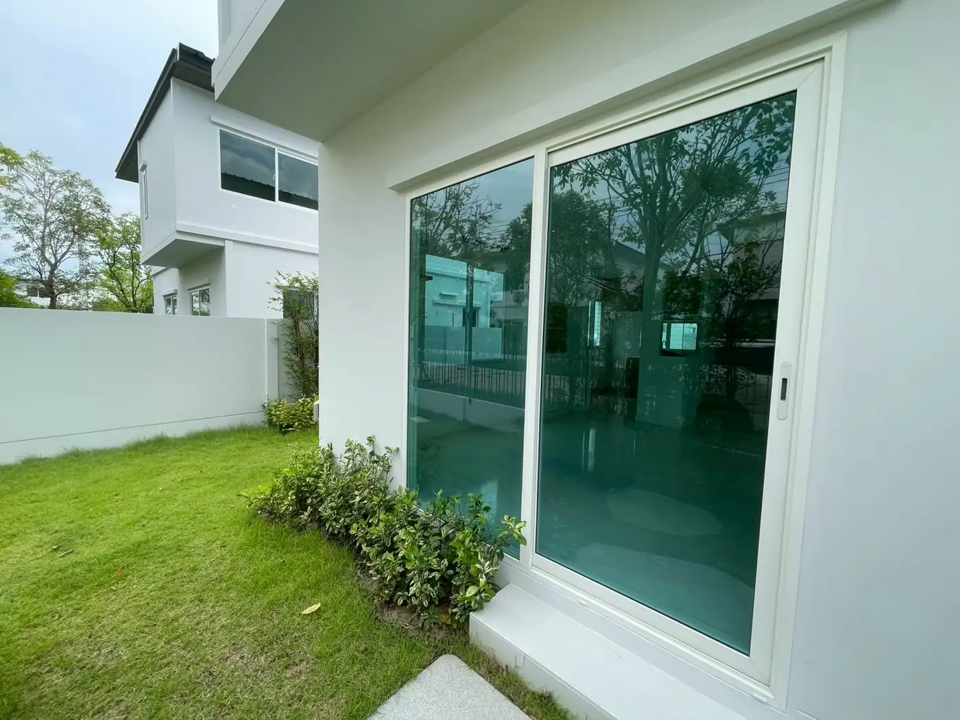 งานติดฟิล์มกรองแสงที่ หมู่บ้านพฤกษ์ลดา รูปที่ 3