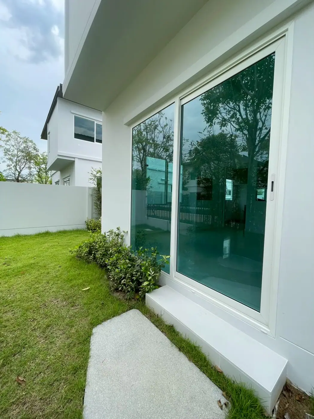 งานติดฟิล์มกรองแสงที่ หมู่บ้านพฤกษ์ลดา รูปที่ 8