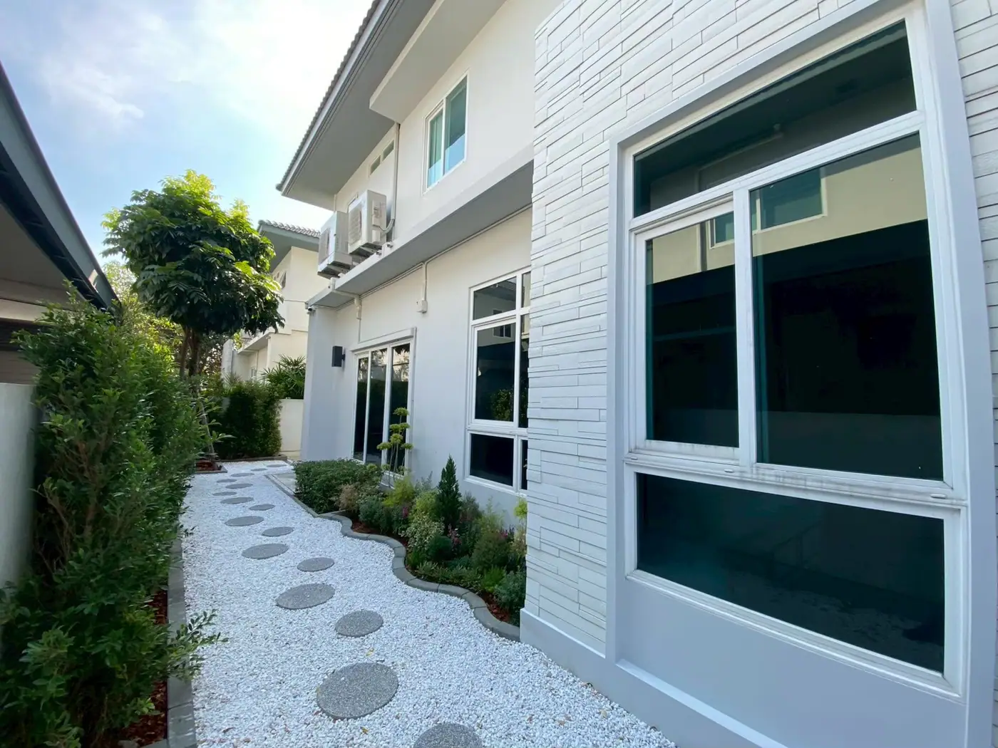 งานติดฟิล์มกรองแสงที่ หมู่บ้านมัณฑนาบางนา-วงแหวน รูปที่ 3