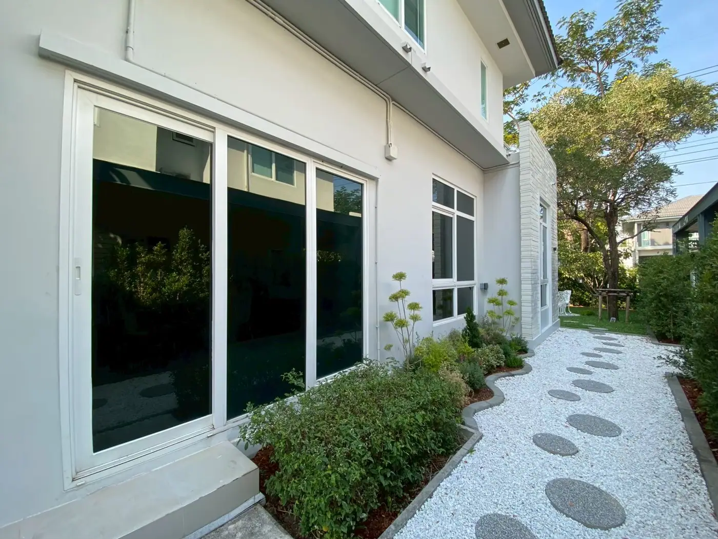 งานติดฟิล์มกรองแสงที่ หมู่บ้านมัณฑนาบางนา-วงแหวน รูปที่ 6