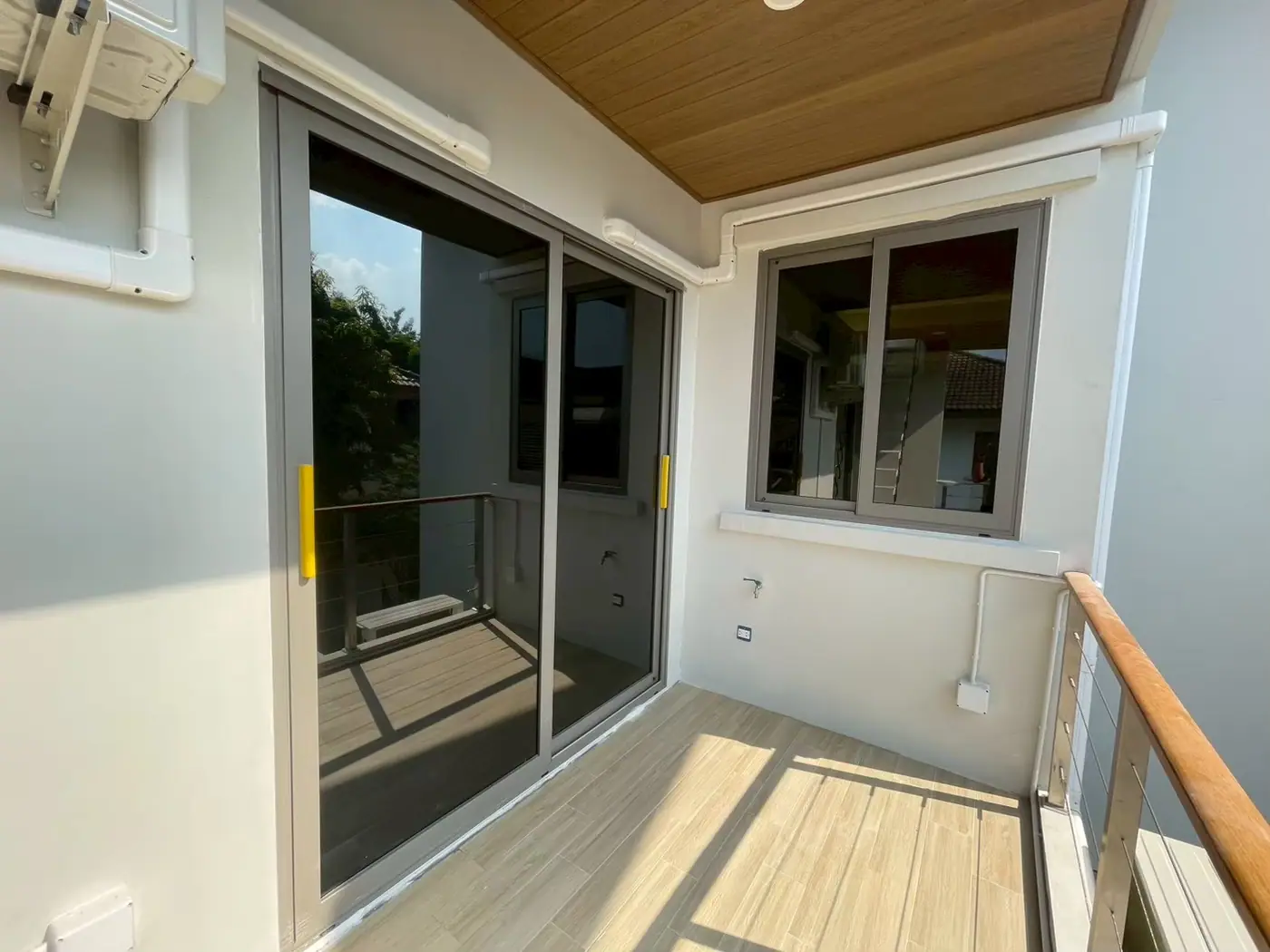 งานติดฟิล์มกรองแสงที่ หมู่บ้านลดาวัลย์ ปิ่นเกล้า รูปที่ 4