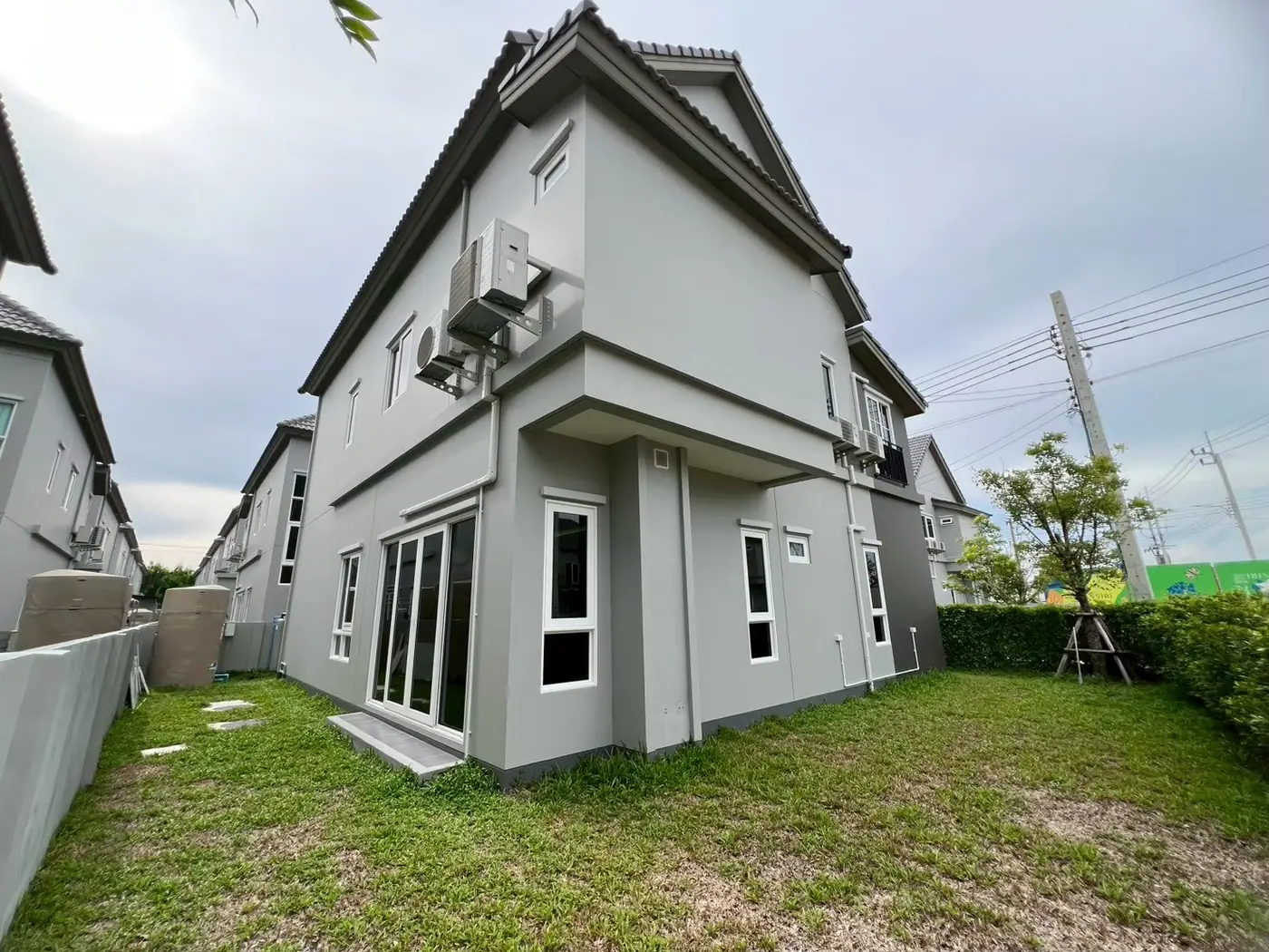 งานติดฟิล์มกรองแสงที่ หมู่บ้านสราญสิริ ศรีนครินทร์ รูปที่ 8
