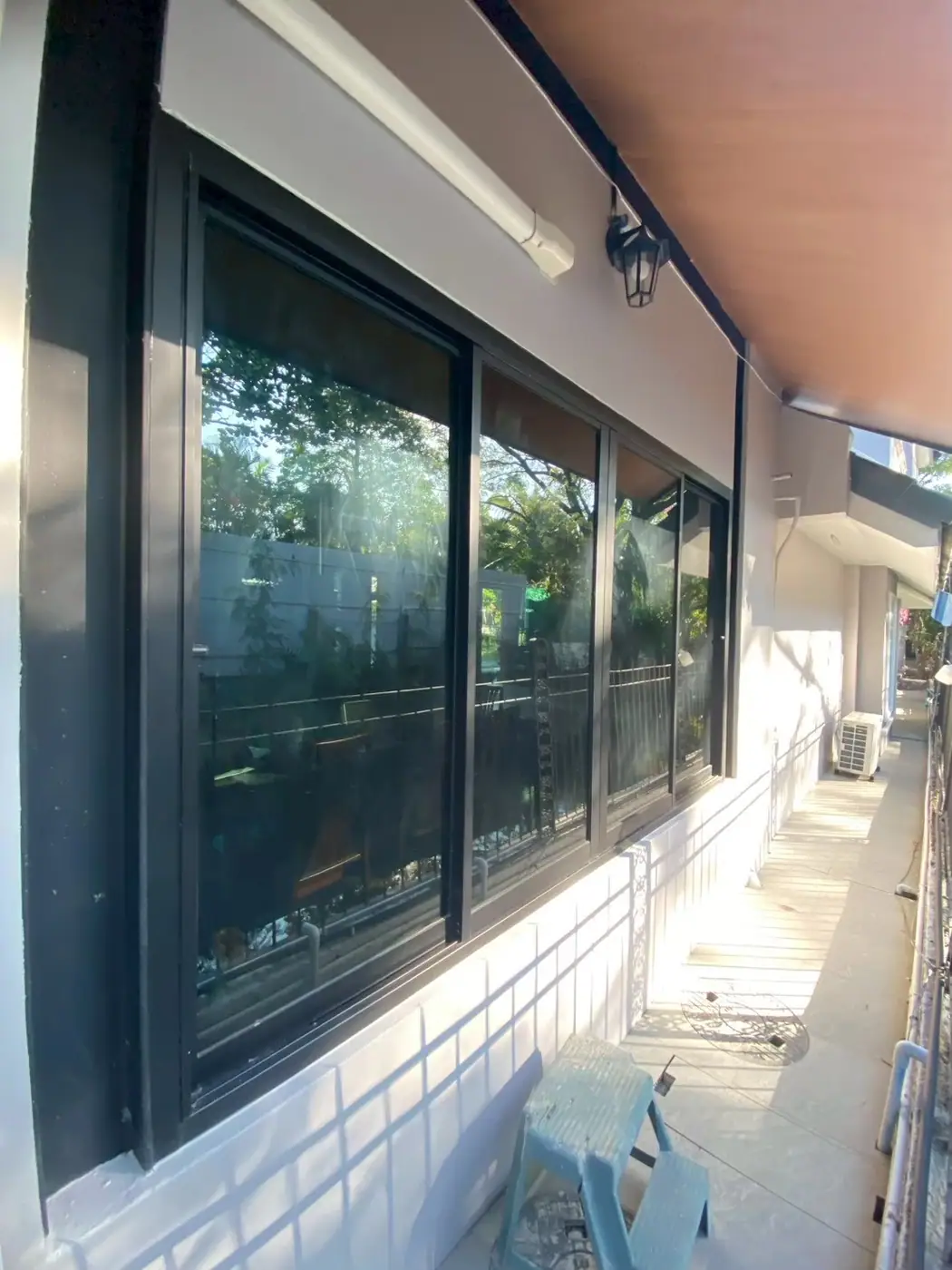 งานติดฟิล์มกรองแสงที่ หมู่บ้านเอื้อสุขถนนพัฒนาการ รูปที่ 7