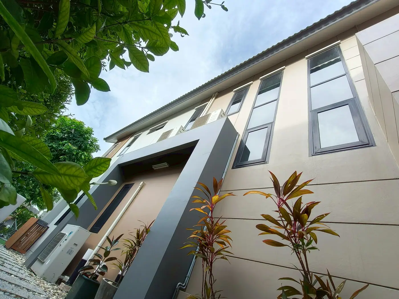งานติดฟิล์มกรองแสงที่ โกลเด้น พรีเว่ บางแสน รูปที่ 7